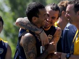 lo que los hinchas xeneizes esperaban: el abrazo entre tevez y osvaldo lo que los hinchas xeneizes esperaban: el abrazo entre tevez y osvaldo