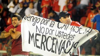 independiente es un infierno: los jugadores se pelearon con los hinchas independiente es un infierno: los jugadores se pelearon con los hinchas