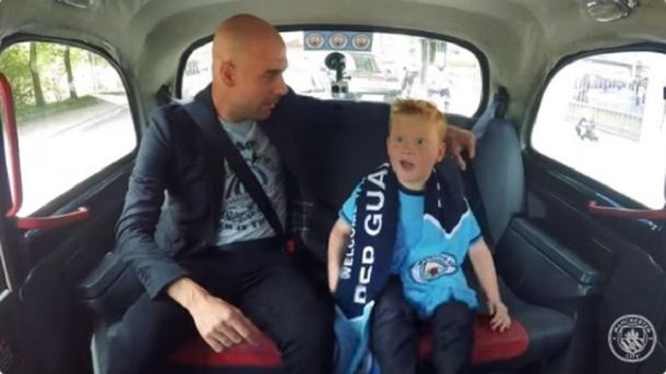 Imperdible: Guardiola se subió a un taxi con un nene fanático del City