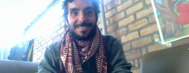 Primera vez en la historia que alguien sale en la TV argentina desde Kirguistán y con un pañuelo afgano al cuello