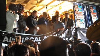 en silencio, nisman fue recordado por su familia, fiscales y politicos en silencio, nisman fue recordado por su familia, fiscales y politicos