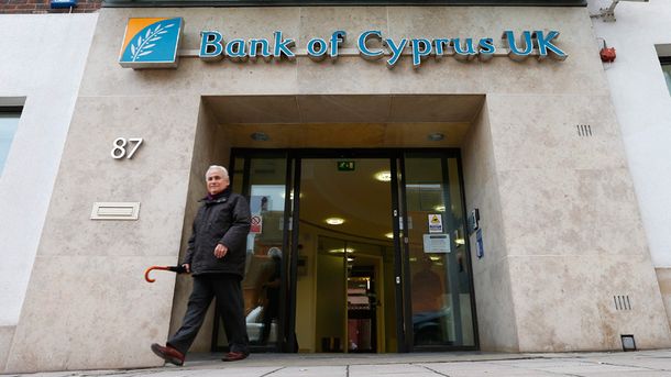Reabren bancos en Chipre bajo fuertes medidas de seguridad