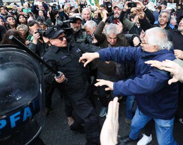 Jubilados marchan al Congreso con el apoyo de agrupaciones de hinchas