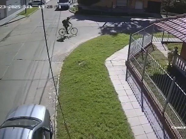 Video: un conductor atropelló a un ciclista en Banfield y se dio a la fuga
