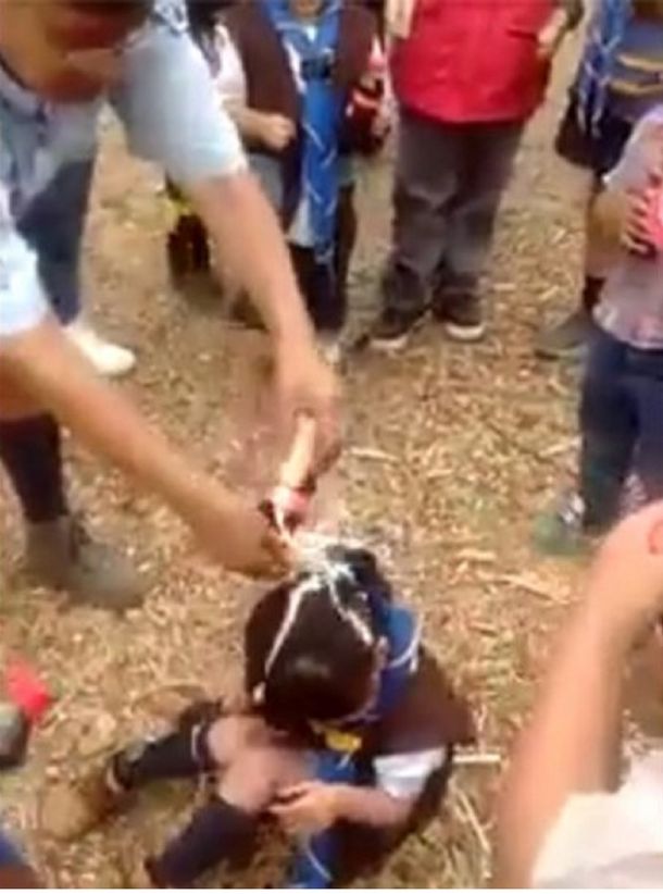 Indignante: le tira gaseosa en la cabeza a una nena que no para de llorar