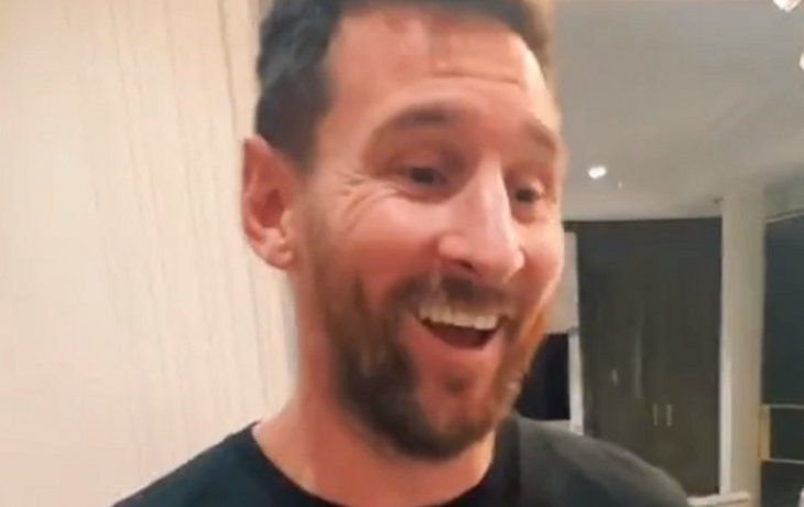 VIDEO: la reacción de Messi al ver el tatuaje de un hincha