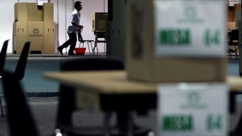 colombia elige presidente en una eleccion renida entre santos y zuluaga colombia elige presidente en una eleccion renida entre santos y zuluaga