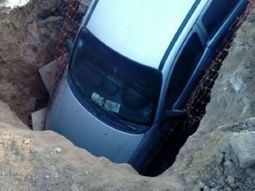 El auto dentro del pozo El auto dentro del pozo