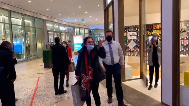 VIDEO: Manifestantes antibarbijos se metieron en un shopping y generaron incidentes en Los Angeles
