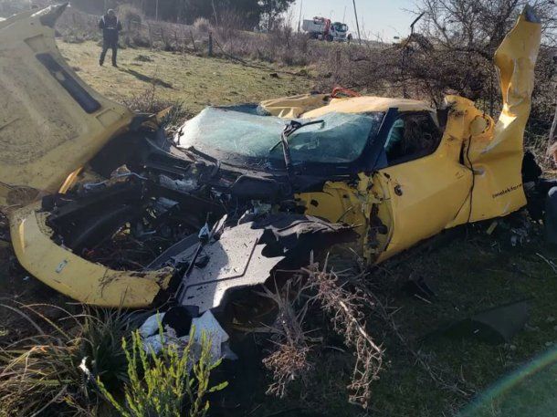 Una Ferrari quedó destrozada en San Vicente tras despistar en impactar contra un poste