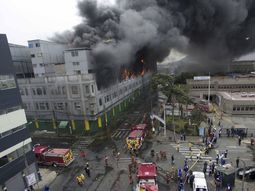 El fuego comenzó en el tercer piso de una galería comercial del centro de Lima