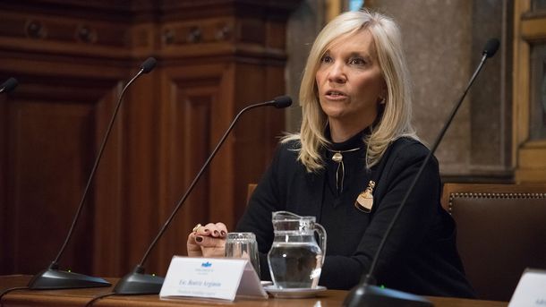 Beatriz Argimón espera este sábado las firmas del PIT-CNT por el plebiscito contra la reforma de la seguridad social.