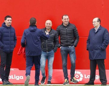 El DT de la Selección visitó la concentración de su ex club (foto: El Desmarque)