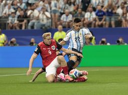el penal para argentina ante austria: lautaro cayo en el area y el var corrigio el penal para argentina ante austria: lautaro cayo en el area y el var corrigio