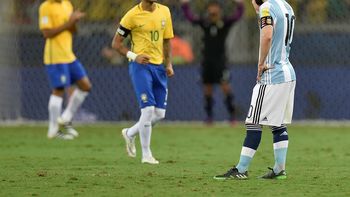 Messi sufre la caída ante Brasil por las Eliminatorias Messi sufre la caída ante Brasil por las Eliminatorias