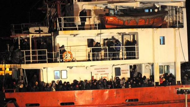 Intentan rescatar a 450 personas de un barco a la deriva cerca de Italia