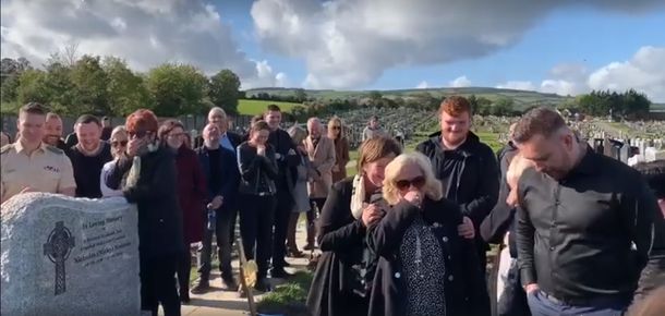 Un irlandés dejó una grabación para que pongan en su funeral: la reacción de los familiares