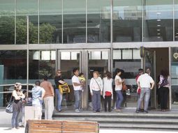 insolito: impuesto por hacer cola en cajeros automaticos insolito: impuesto por hacer cola en cajeros automaticos