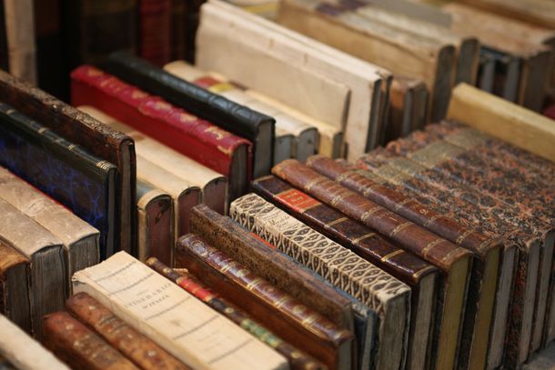 Liquida por cierre más de 4.000 libros a $200 y es viral