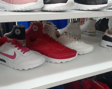 Clausuraron dos negocios e incautaron dos mil prendas con marcas falsas en Nueva Pompeya