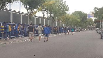 los hinchas de boca acamparon para conseguir su entrada los hinchas de boca acamparon para conseguir su entrada