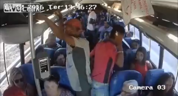 Le roban a los pasajeros de un colectivo con un cuchillo de cocina