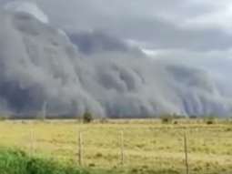 Increíbles videos de una tormenta de cenizas tras los incendios en Corrientes