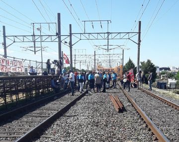 Protesta en las vías cerca de la estación Avellaneda