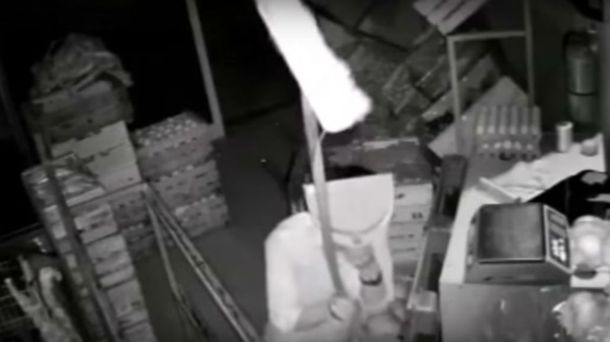 un delincuente intentó esconderse de las cámaras de seguridad con una pala y una escoba