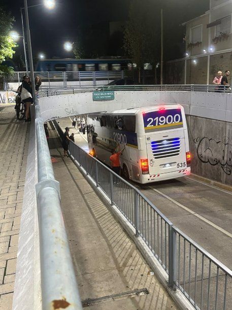 Choque en Banfield: un micro con hinchas de Chaco For Ever quedó incrustado bajo un puente
