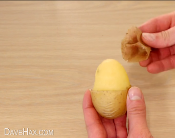 Mirá el método más fácil de  pelar una papa en segundos