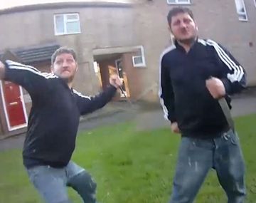 Un hombre atacó a dos policías con un cuchillo y el episodio quedó grabado