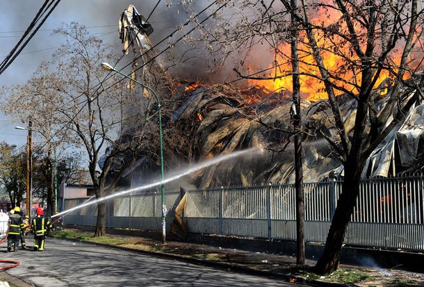 Continúa el feroz incendio en una fábrica de embutidos de Villa Tesei