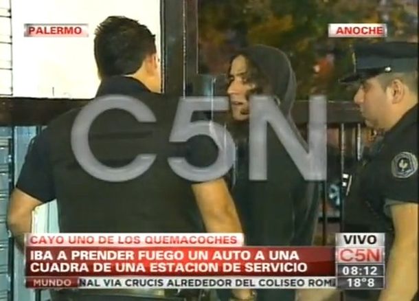Así detuvo la Policía a un quemacoches en Palermo
