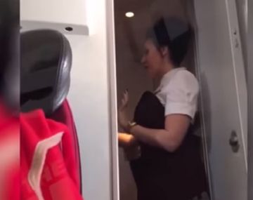 Dos pasajeros tuvieron sexo en pleno vuelo: sólo sancionaron a ella