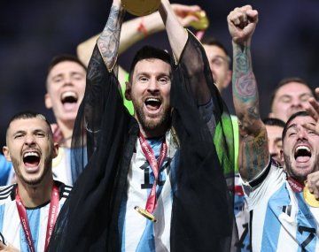 Messi con la copa la mundo en Qatar 2022 - @fifaworldcup_es