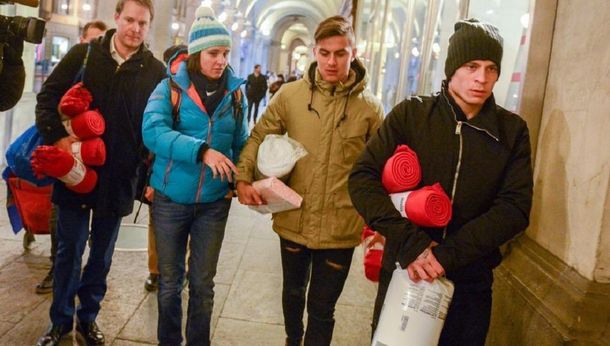 Los futbolistas argentinos ayudando en Turín