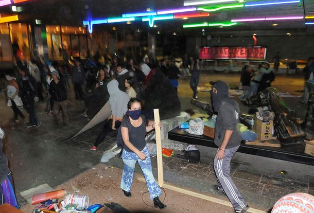 Desalojo del San Martín: aseguran que habría dos heridos de bala