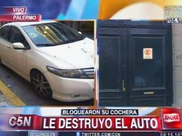 dia de furia: destrozo con un hacha un auto estacionado frente a su garage dia de furia: destrozo con un hacha un auto estacionado frente a su garage