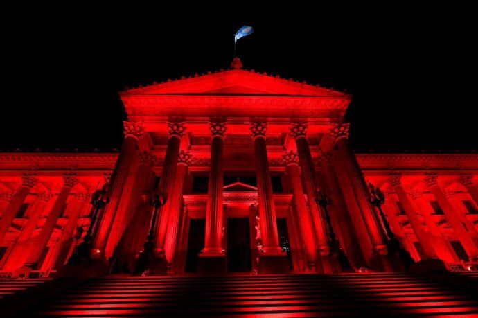 El Congreso se iluminó de rojo por la salud menstrual