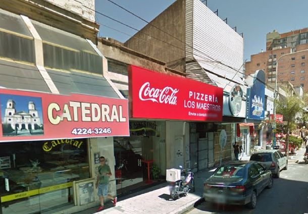 Se arrastra hasta la comisaría y delata a su agresor, antes de morir por una puñalada