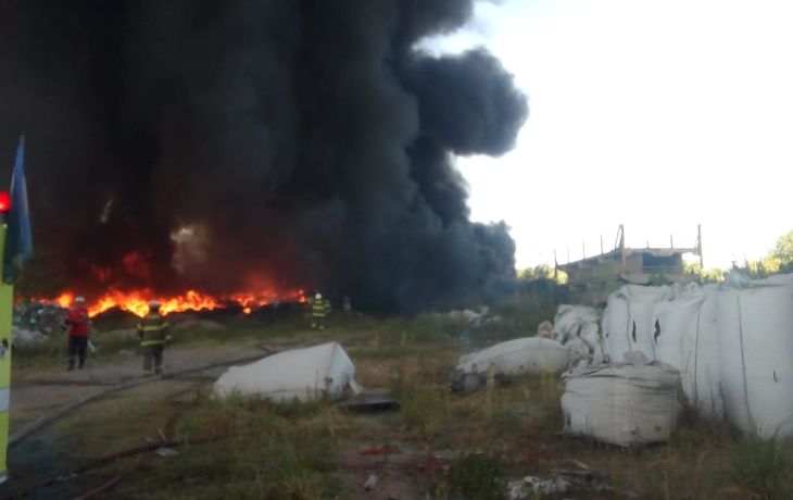 Feroz incendio en un depósito de plásticos de General Pacheco