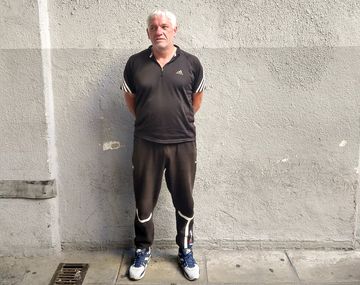 Un ex convicto acusado de violar 41 veces a una mujer fue detenido mientras dirigía un partido