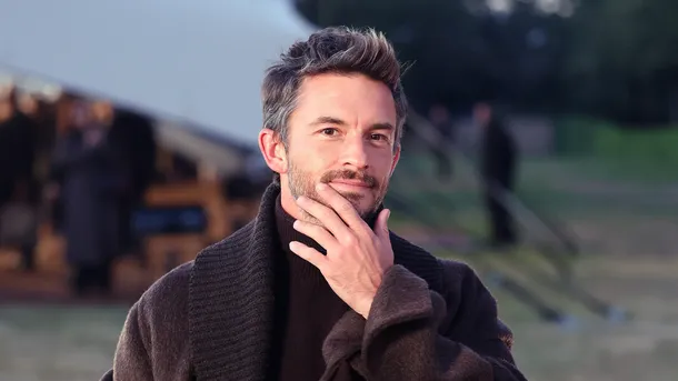 Jonathan Bailey es el hombre más sexy de 2025, según la revista People