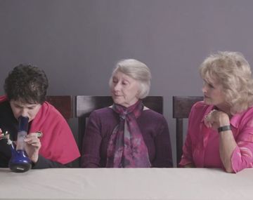 Tres abuelas fuman marihuana por primera vez