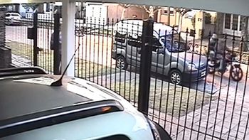 una mujer evito a dos motochorros con una maniobra increible una mujer evito a dos motochorros con una maniobra increible