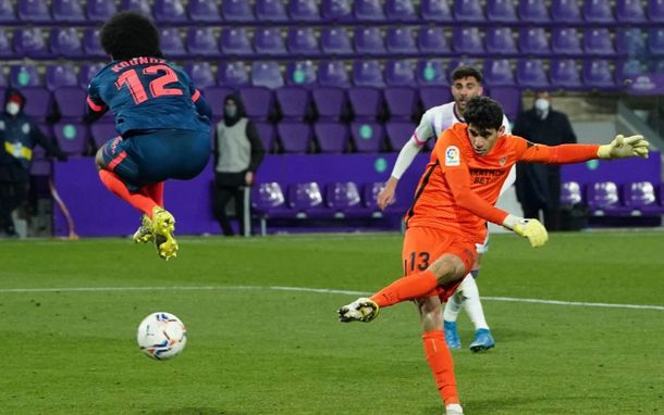 Sevilla empató sobre la hora con Valladolid por un gol de su arquero Bono