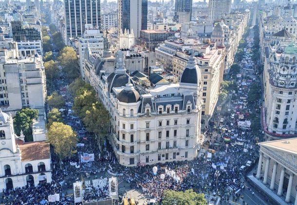 Contra el veto y el ajuste, la multitudinaria Marcha Federal copó Plaza de Mayo