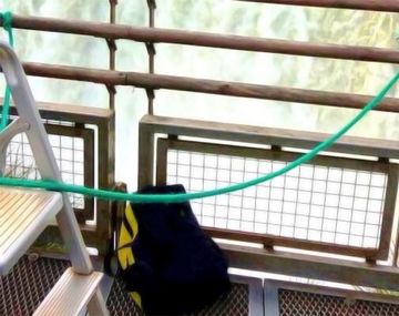 Se subió a una pasarela de las cataratas y se tiró 