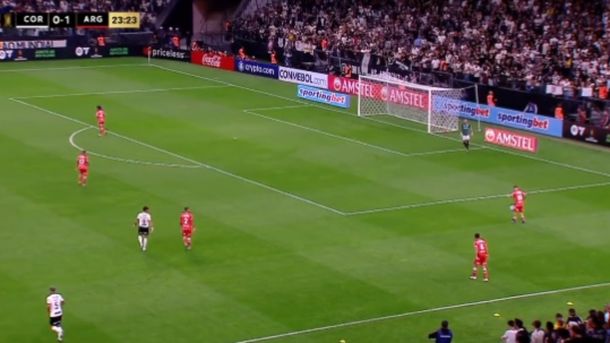 Inédita jugada en Argentinos-Corinthians: hizo jueguitos y fue amonestado